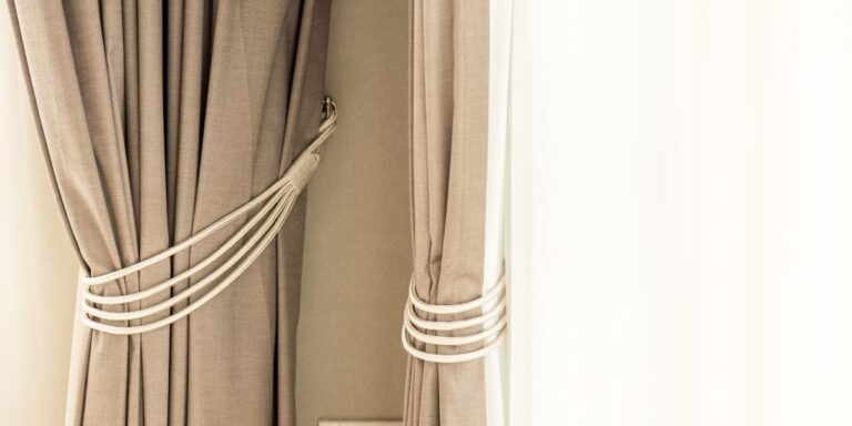Cómo mejorar la eficiencia energética de tu hogar con cortinas y persianas adecuadas